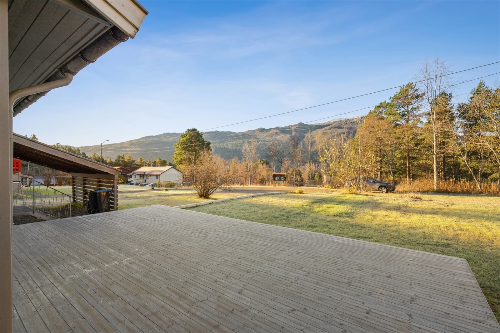 Stor terrasse med god plass til utemøbler. Galleribilde