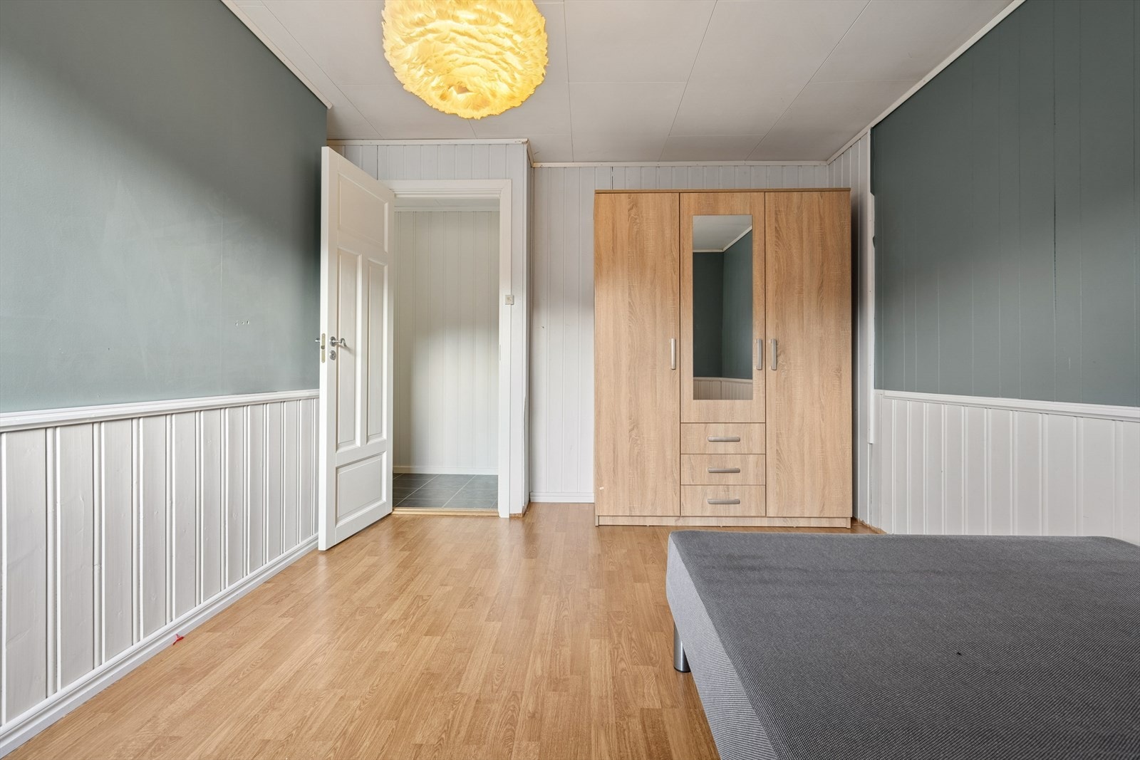 Soverom med garderobeskap. Galleribilde