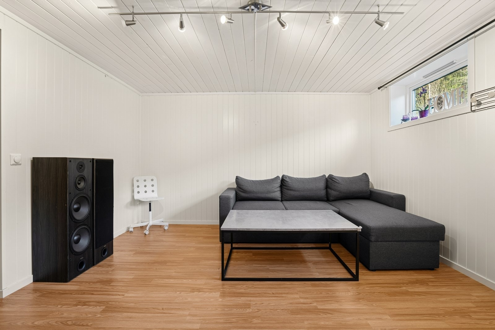 Rommet er innredet med laminat på gulvet og panelplater på veggene. Galleribilde