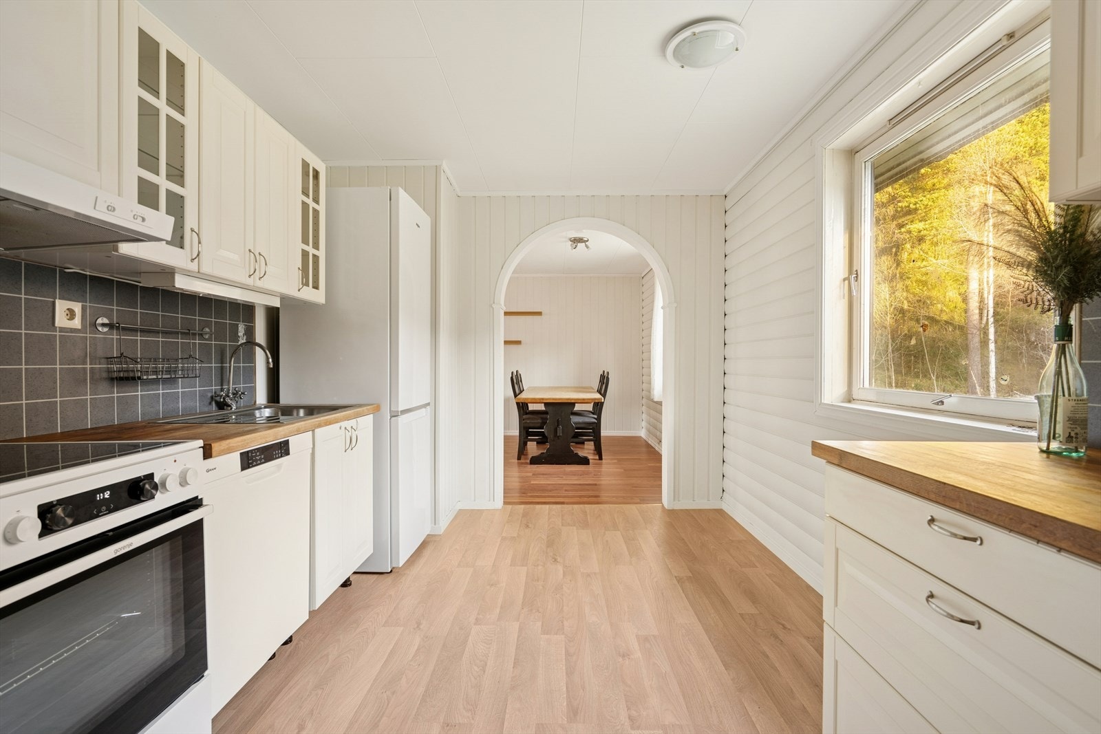 Ved kjøkkenvinduet er det plass til spisebord. Galleribilde