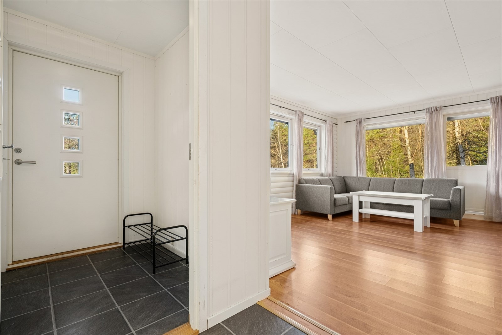 Entrè med plass til yttertøy og sko. Galleribilde