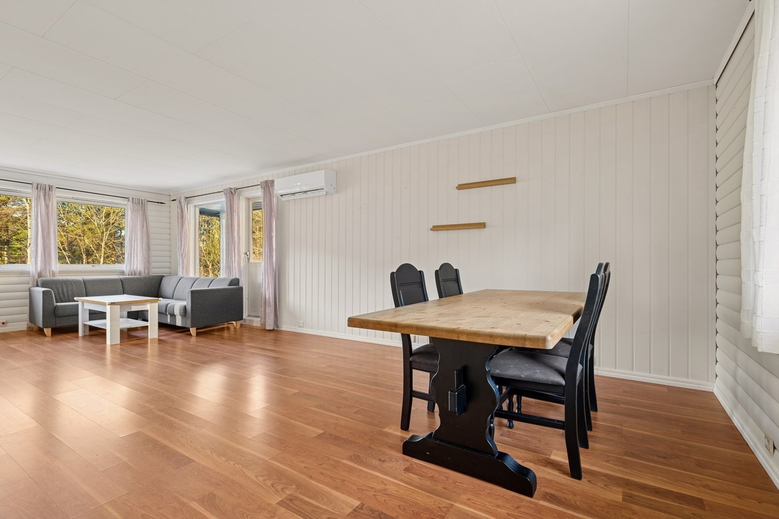 Spisestuen er praktisk plassert like ved kjøkkenet. Galleribilde