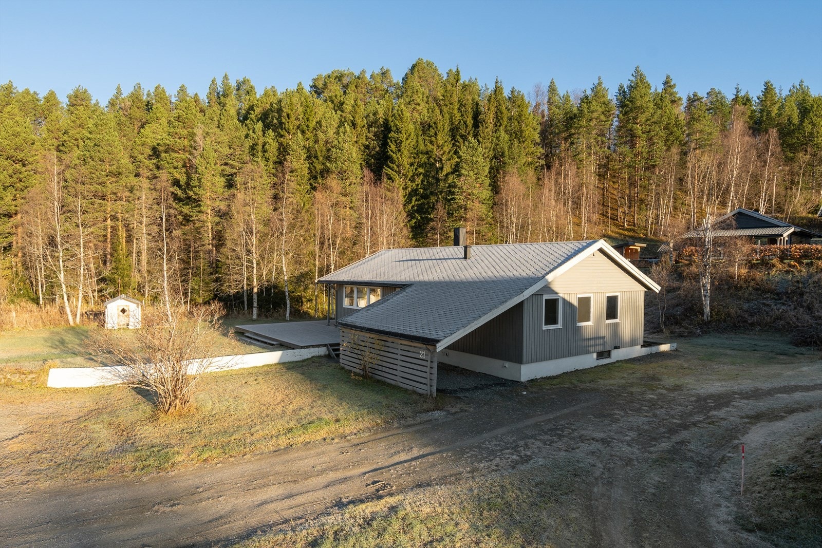 Her parkerer du enkelt i carport ved inngangen. Galleribilde