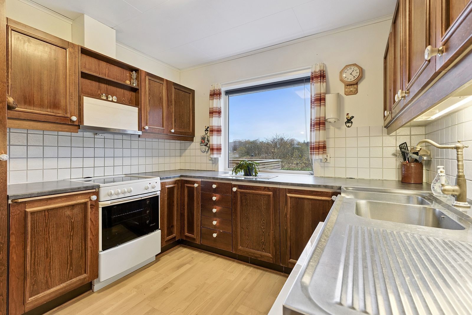 Romslig kjøkken med god skap- og benkeplass - Stor vindusflate slipper godt med lys inn Galleribilde