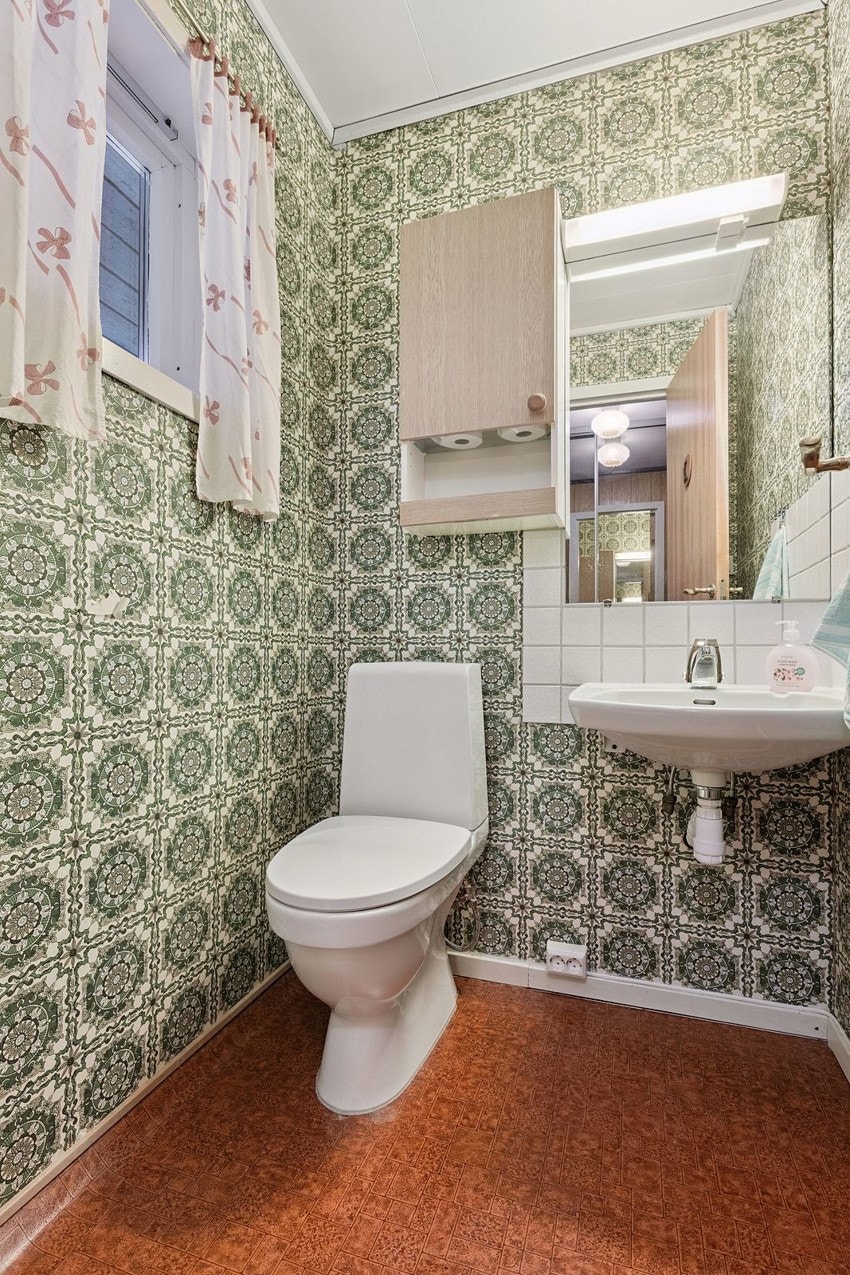 Fra vindfanget finner du dette praktiske toalettrommet Galleribilde