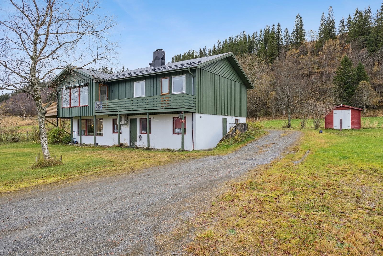 Oppgruset innkjørsel med god plass til parkering Galleribilde