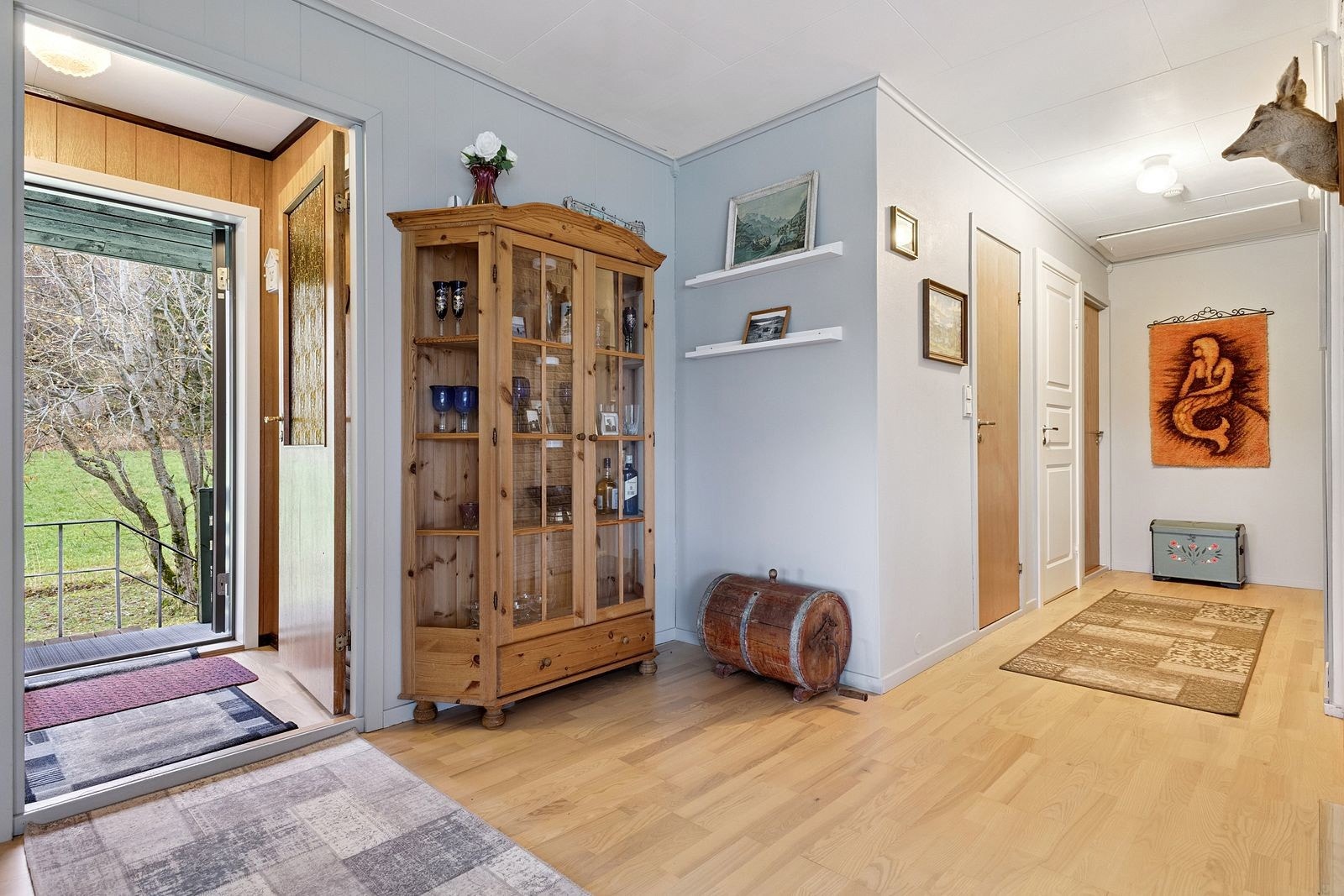 Velkommen inn - Vindfang med adkomst til toalett rom og gang med adkomst til etasjens øvrige rom Galleribilde