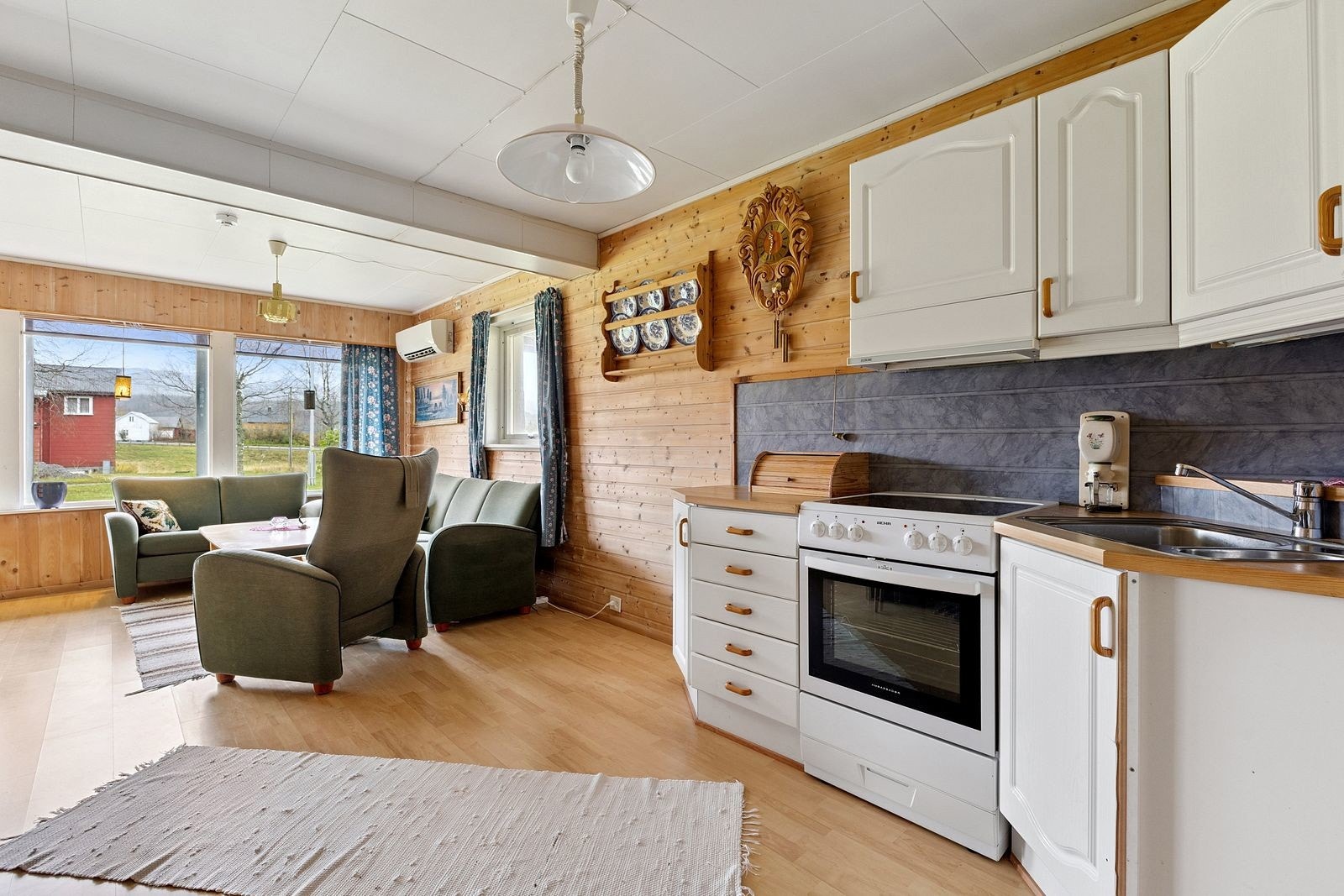 Kjelleren er innholdsrik med blant annet stue med åpen kjøkkenløsning - Det er egen inngang til kjelleren Galleribilde