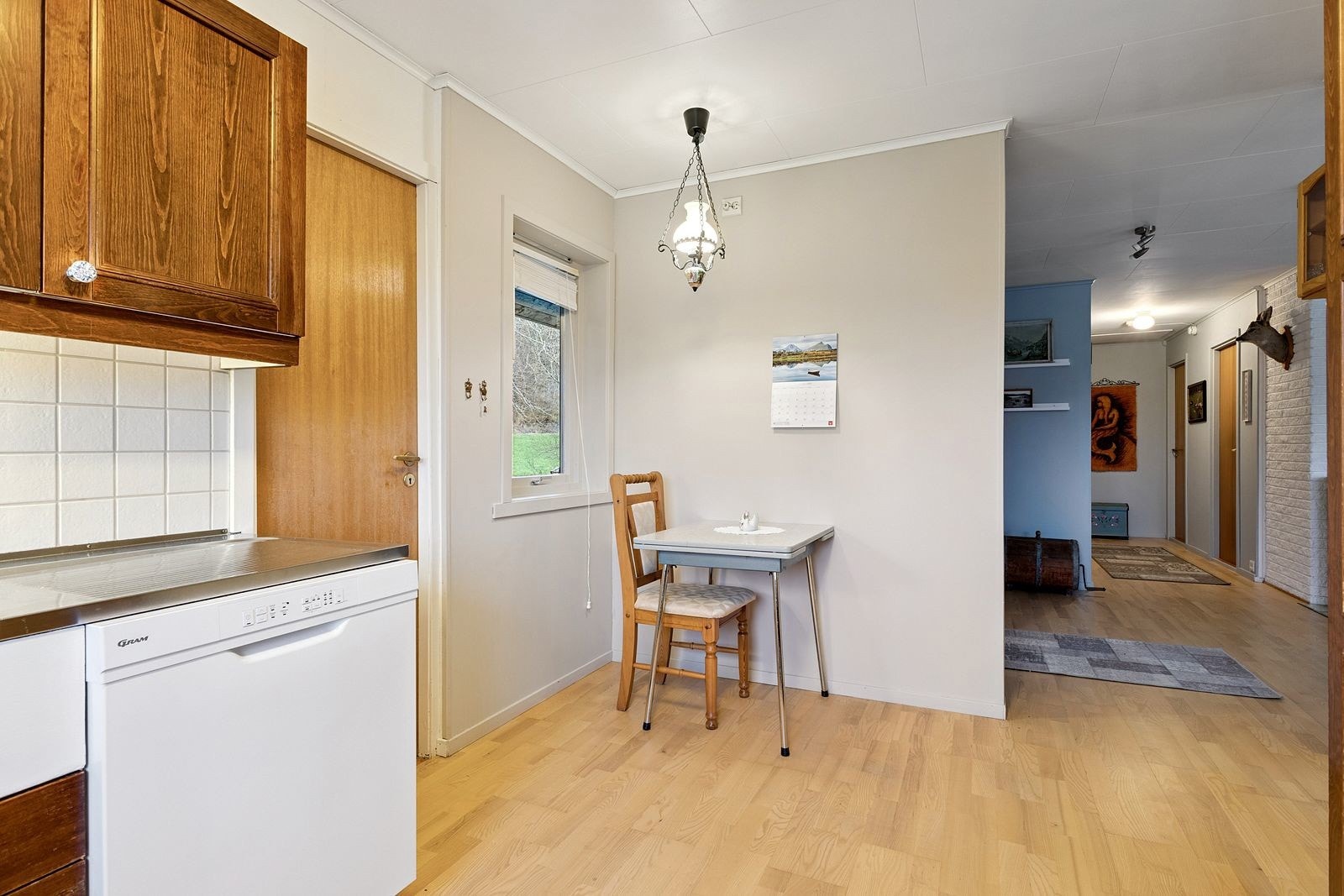 Plass til spisegruppe ved vindu Galleribilde