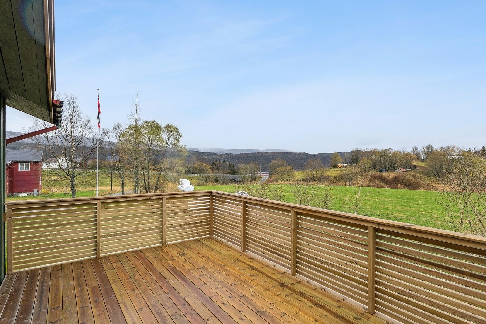 Terrassen er satt opp i 2025 og byr på romslig plass med fint utsikt Galleribilde