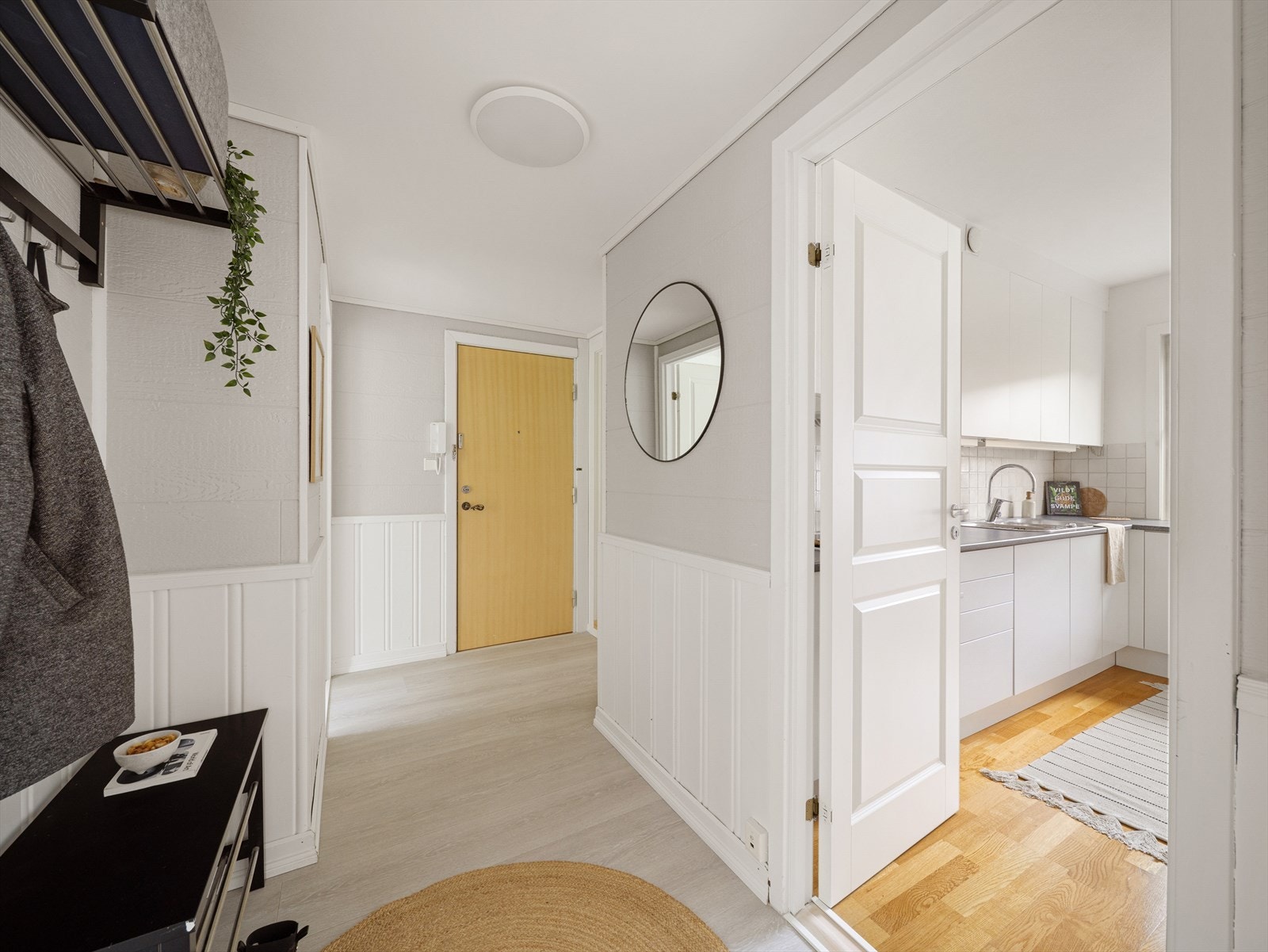 Fin og imøtekommende entré på 6,9 m² som gir et godt førsteinntrykk. Galleribilde