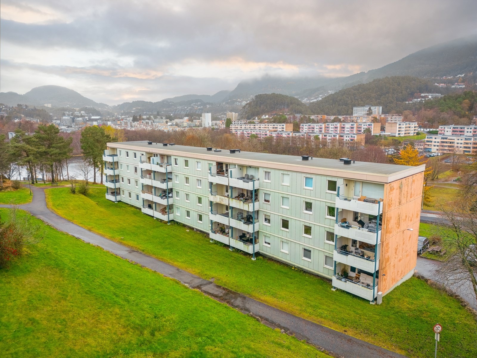 Leiligheten ligger på enden i 2.etasje Galleribilde