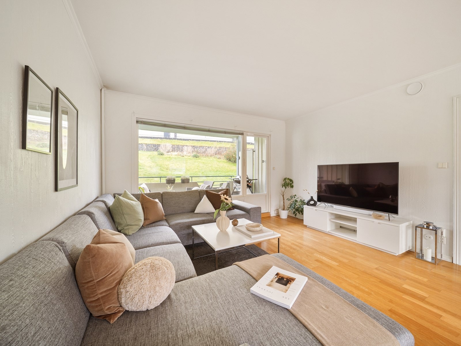 Store vinduer som gir rikelig med naturlig lysinnslipp. Galleribilde