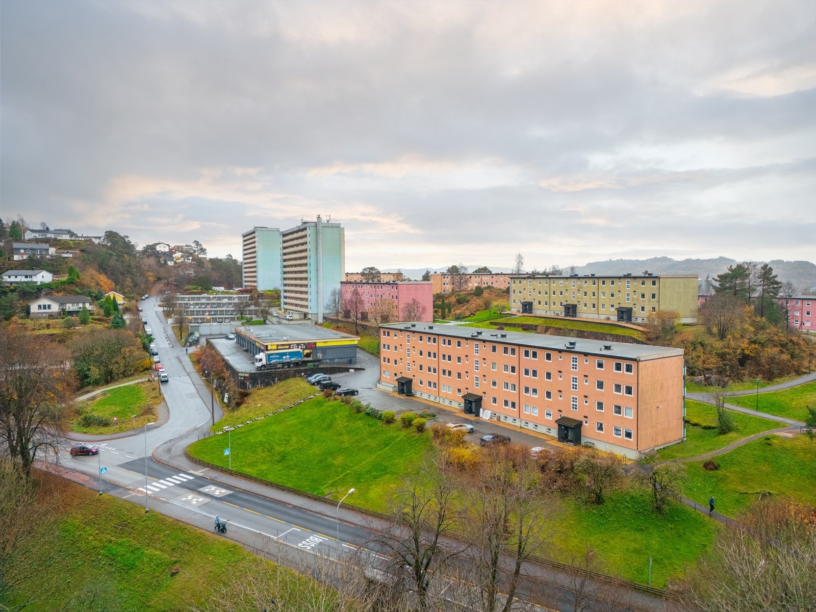 Leiligheten ligger i et attraktivt og sentralt område i Fyllingsdalen, perfekt for både barnefamilier, unge voksne og eldre som ønsker nærhet til service-fasiliteter, kollektivtransport og flotte turområder. Galleribilde