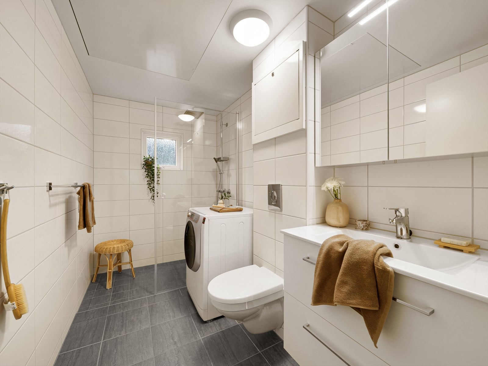 Badet ble utbedret i regi av borettslaget i 2019 og fremstår som moderne og tidløst. Galleribilde