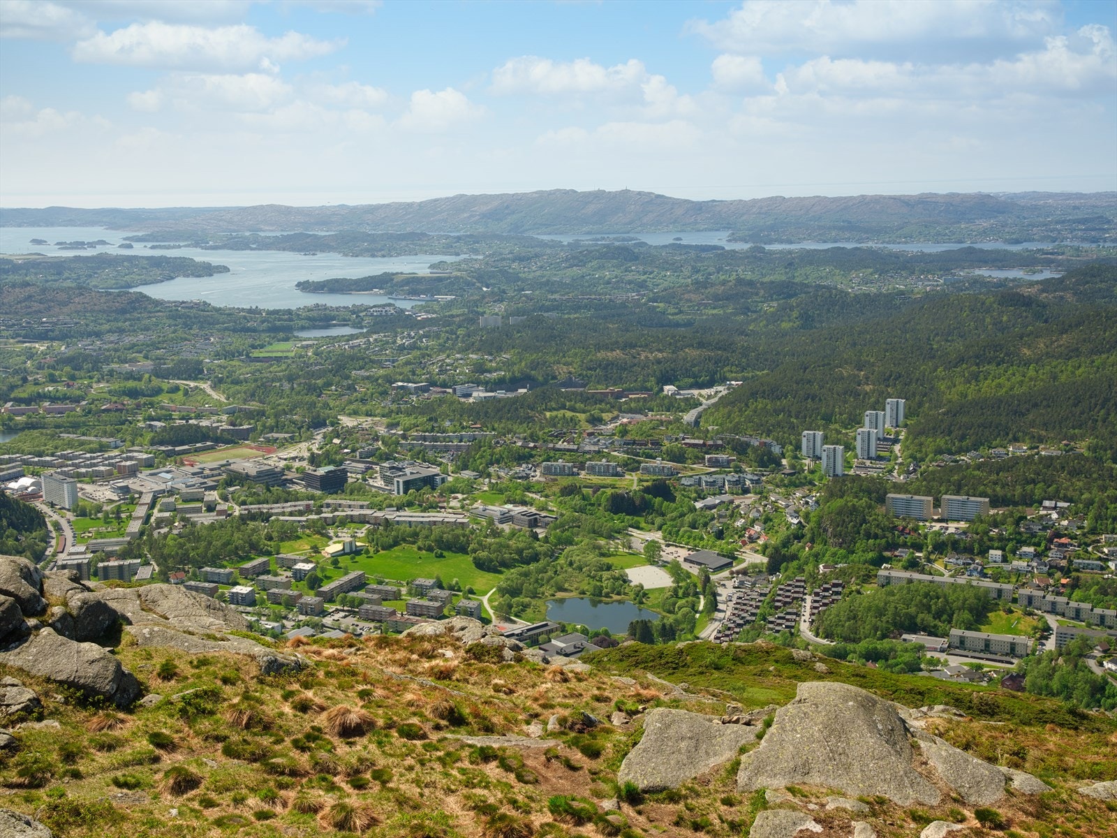 Løvstakken og Damsgårdsfjellet er populære destinasjoner for de som ønsker en utsiktstur med byens beste panoramautsikt, mens Kanadaskogen byr på vakre skogsstier, små tjern og gode muligheter for både løping og sykling. Galleribilde
