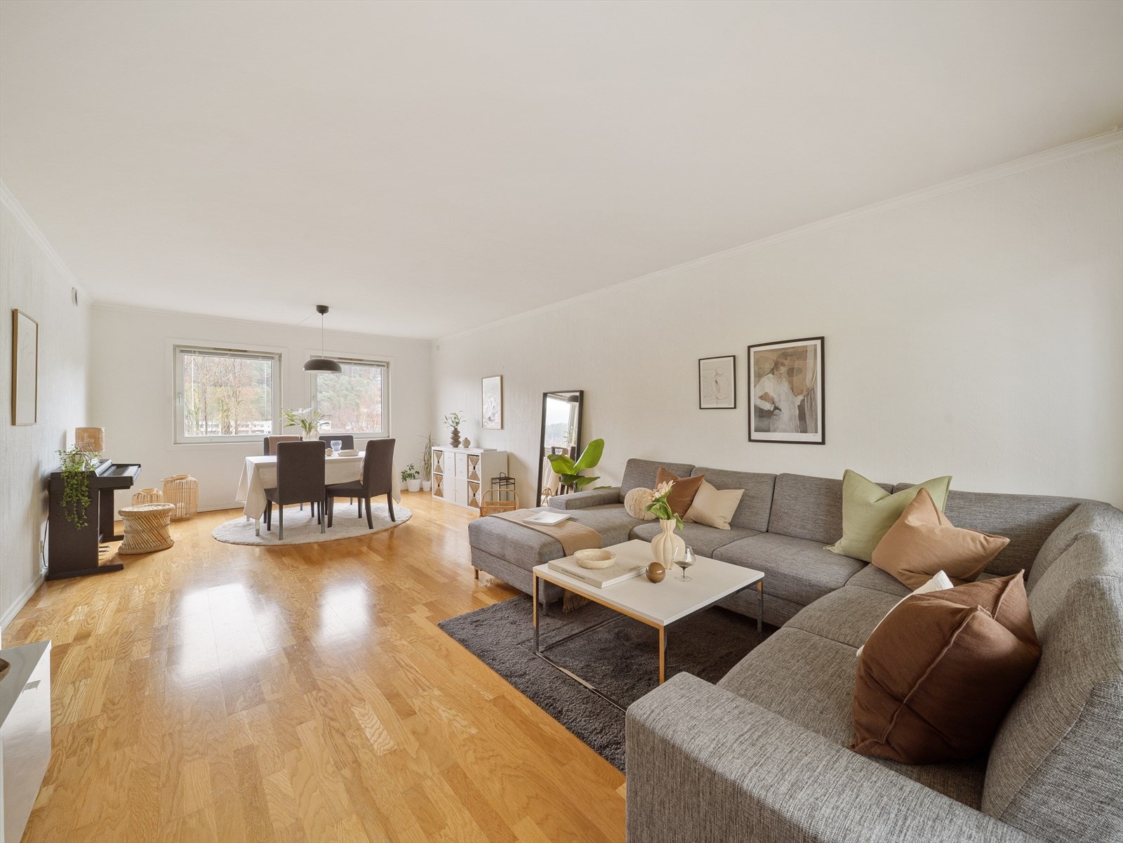 Stuen er av god størrelse på 31,2 m² og har god plass til både stor sofa og spisebord. Galleribilde