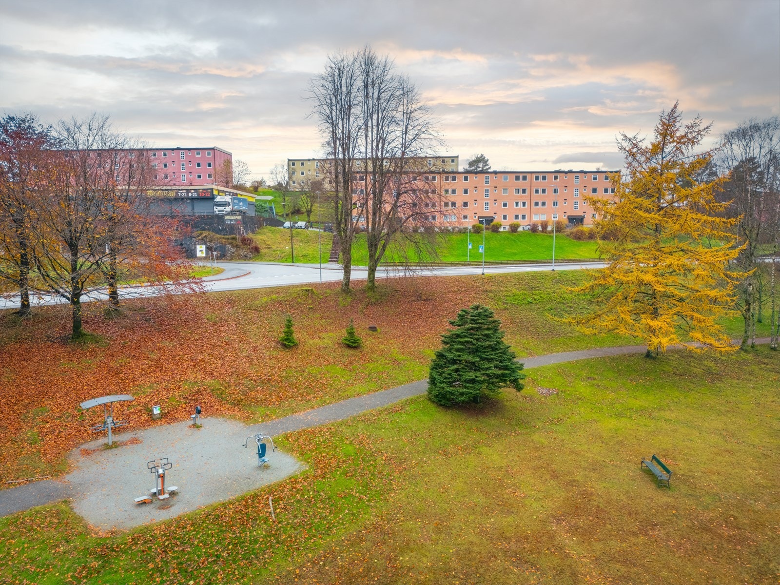 Leiligheten ligger sentralt i Fyllingsdalen med kort vei til "alt". Galleribilde