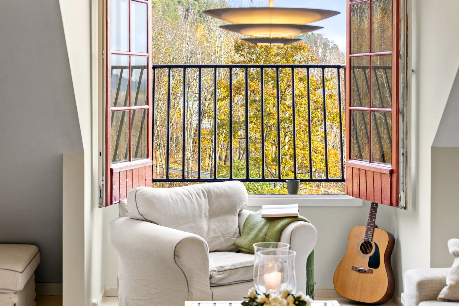 På siden vendt mot dammen har stuen en fransk balkong som slipper inn rikelig med lys og gir en hyggelig utsikt Galleribilde