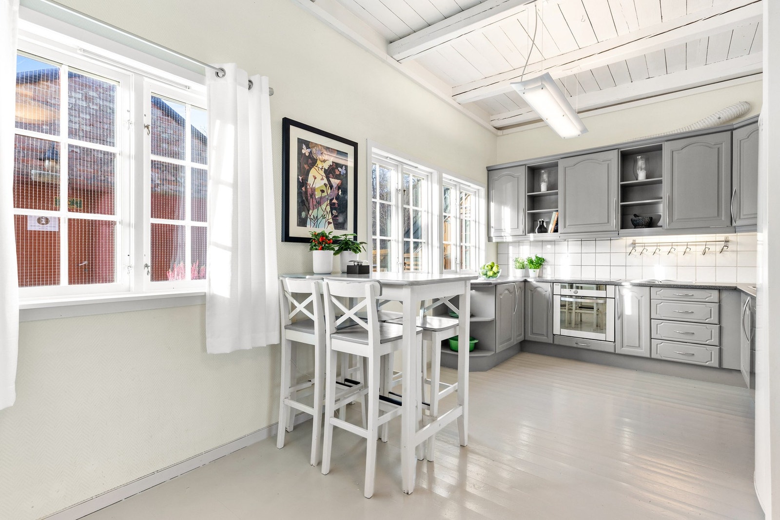 Kjøkkeninnredning med profilerte fronter og benkeplate av laminat Galleribilde