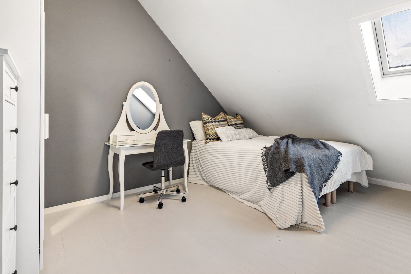 Soverom med malt furugulv og malte plater på vegger Galleribilde