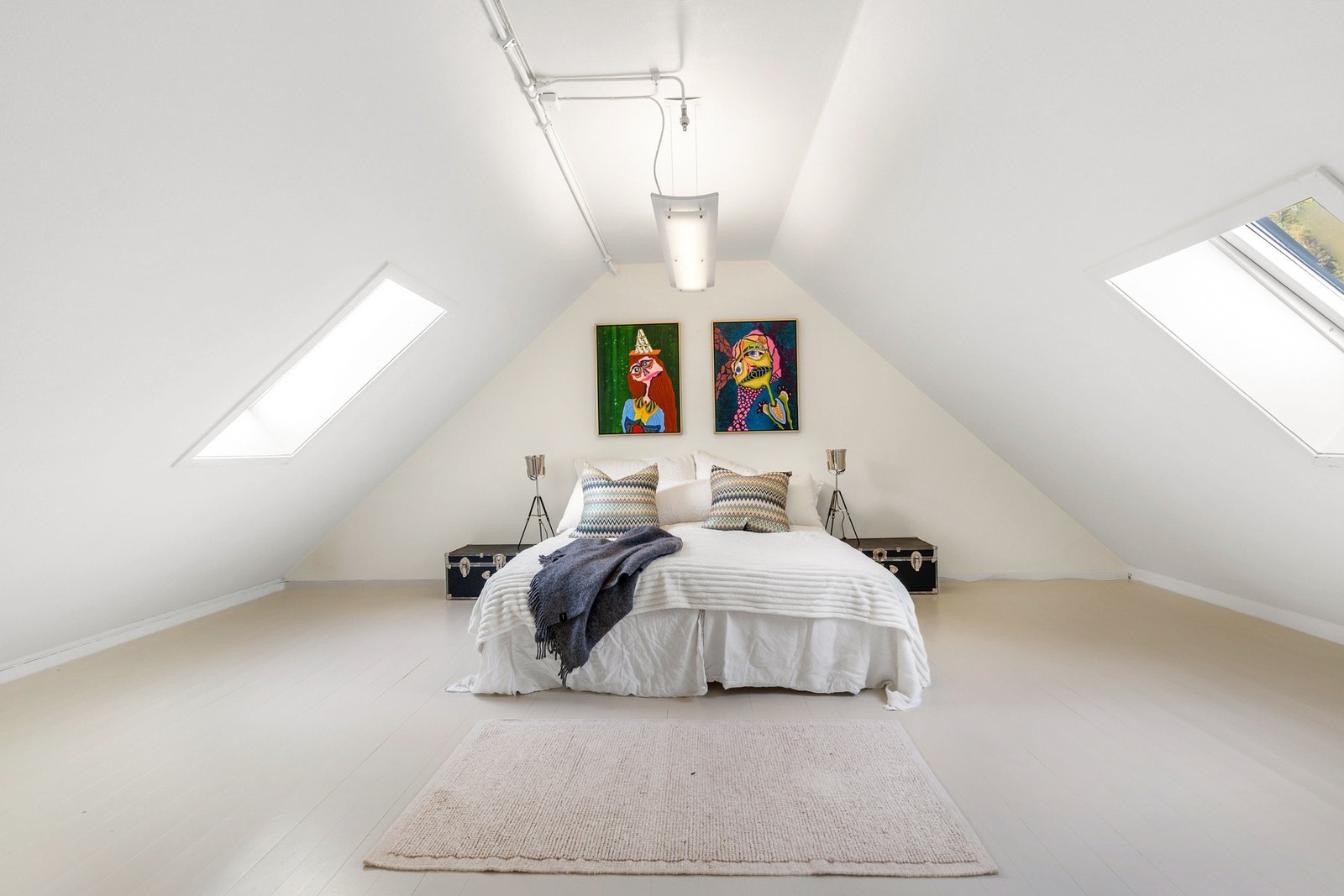 Stort rom med malt furugulv samt malte plater på vegger og i himling Galleribilde