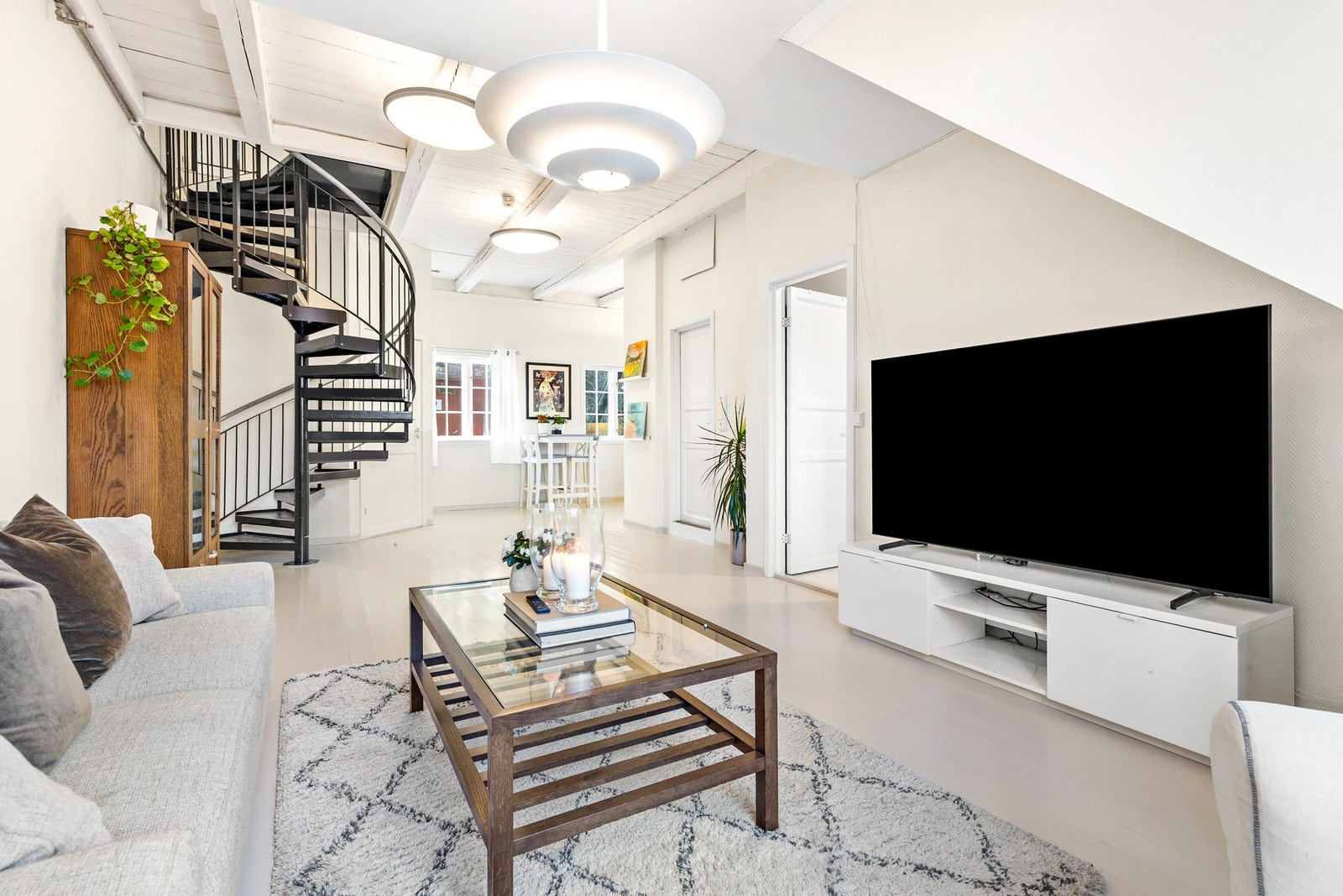 God takhøyde og vinduer på to sider bidrar til at rommet oppleves som lyst og luftig Galleribilde