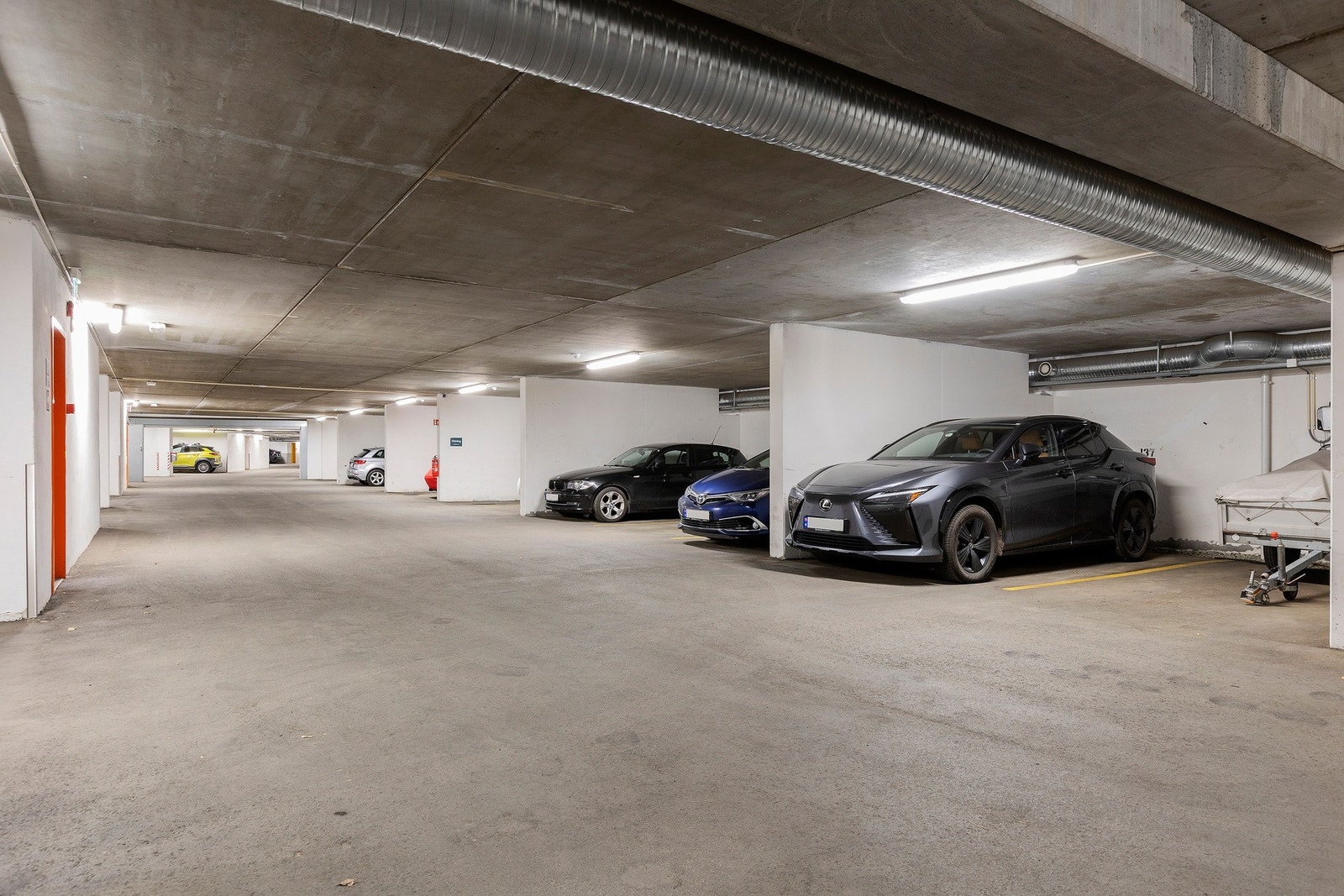 Parkeringsplass i garasje medfølger leiligheten. Galleribilde
