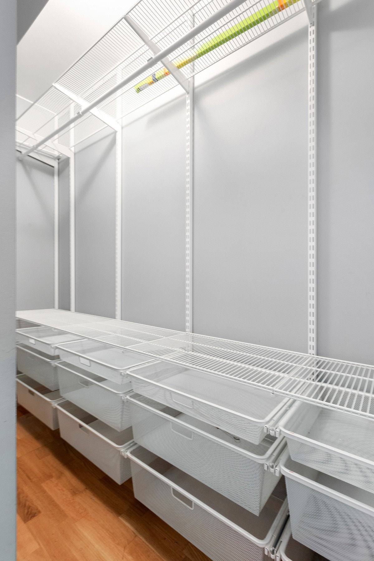 Walk-in-closet tilknyttet hovedsoverom Galleribilde