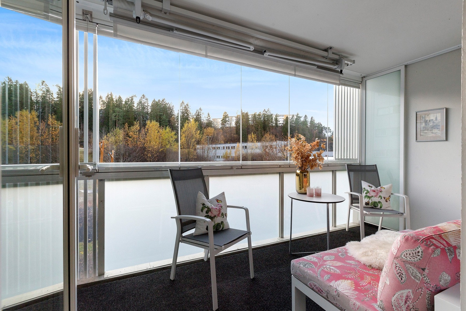 Innglasset balkong med plass til sittegruppe. Galleribilde