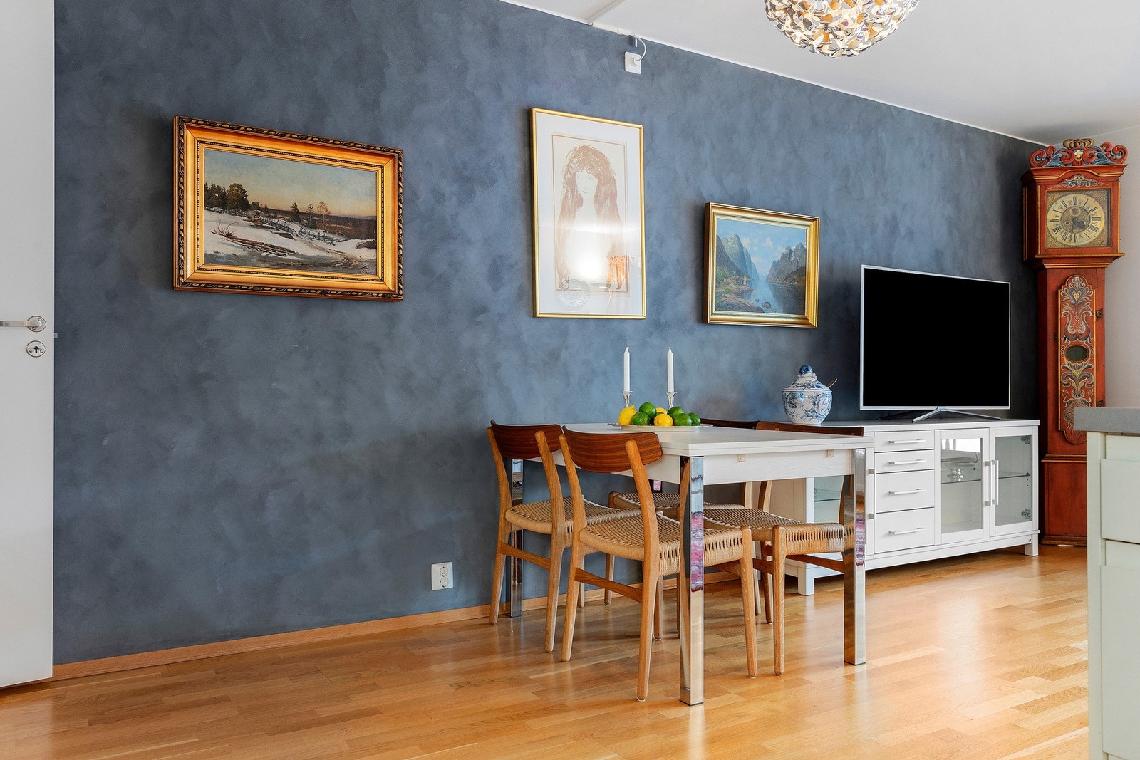 Spsieplass i stuen. Galleribilde