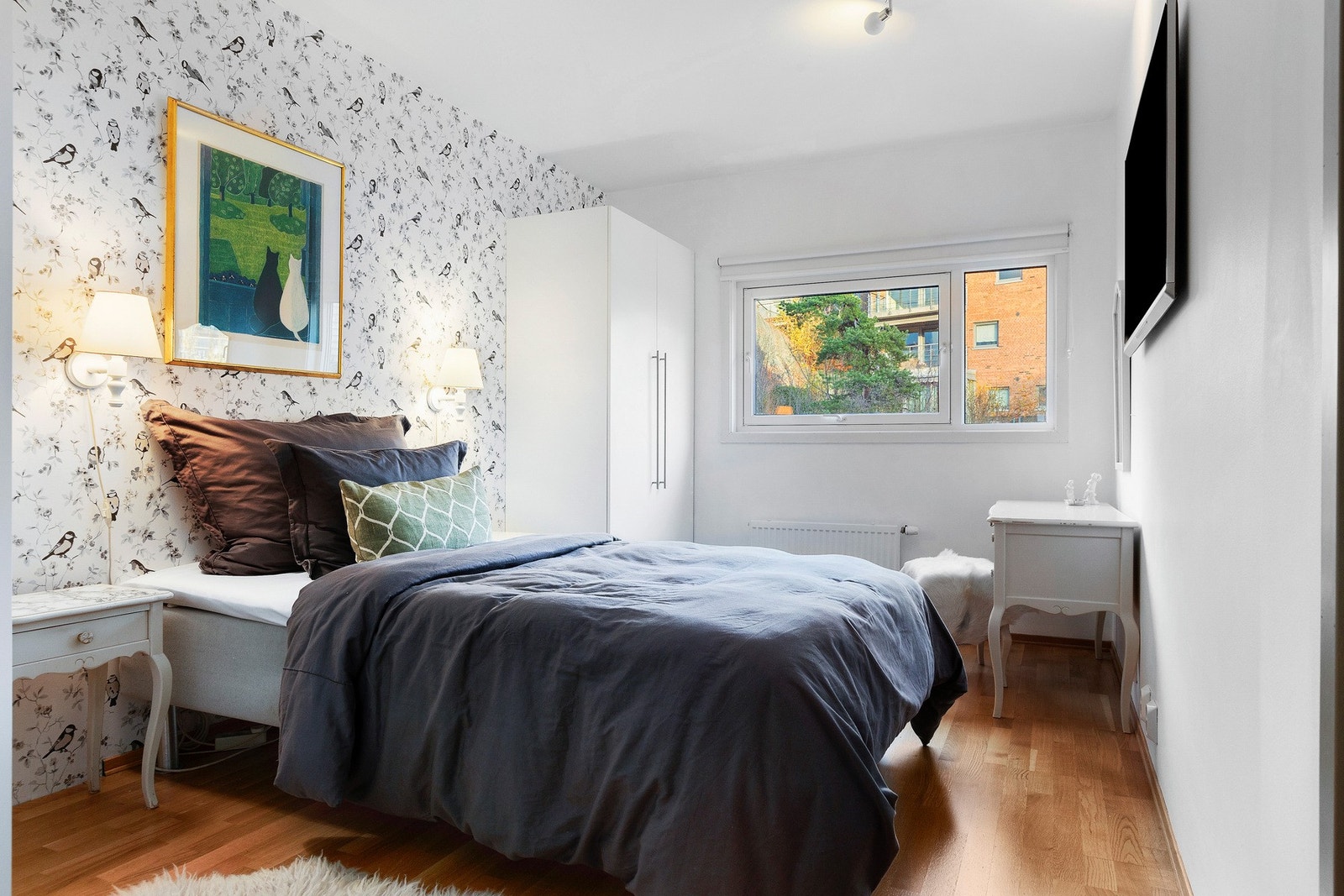Romslig hovedsoverom med walk-in-closet. Galleribilde