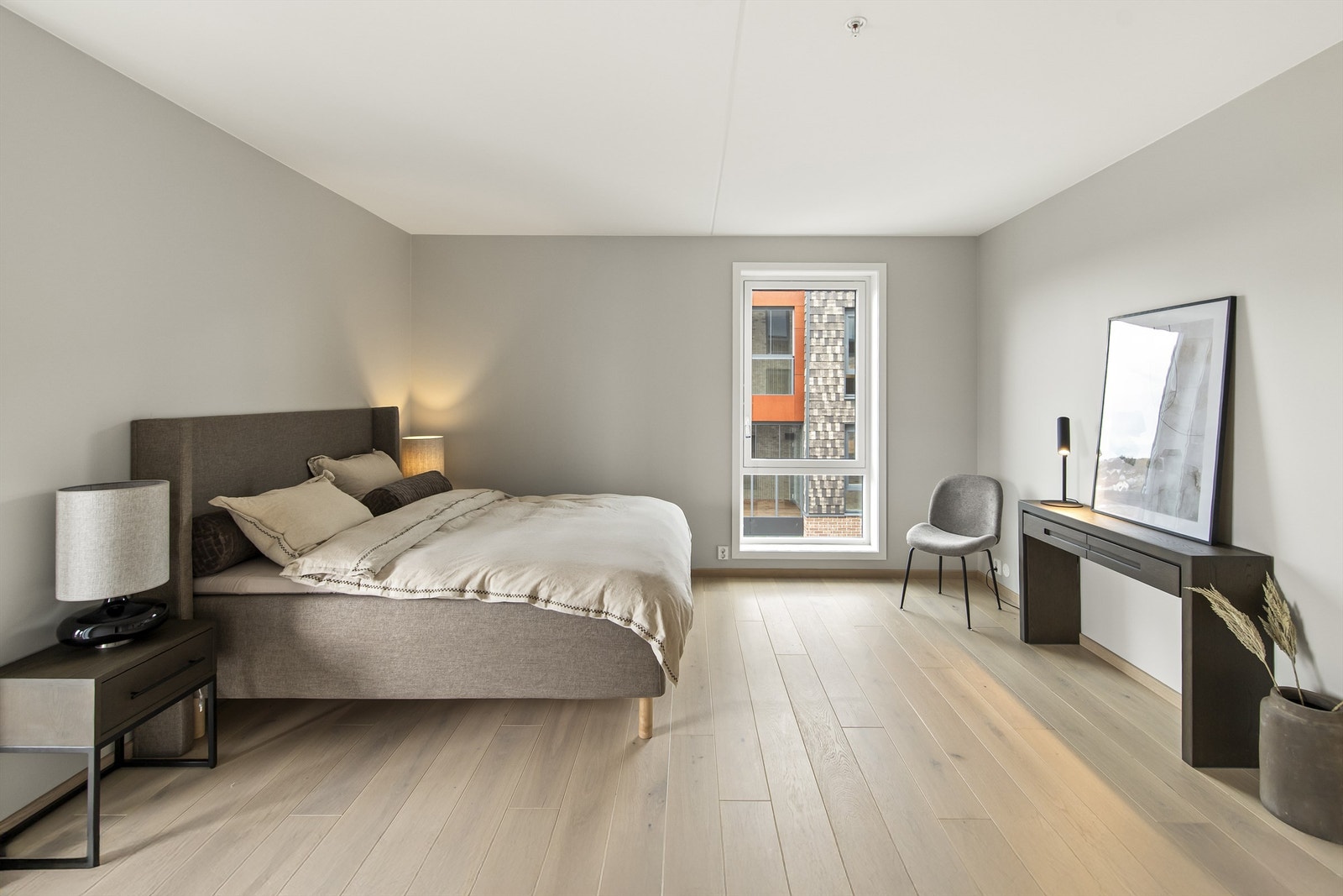 Hovedsoverommet utgjør en egen privat avdeling i leiligheten, med direkte adkomst til både garderoberom og privat bad/wc. Galleribilde