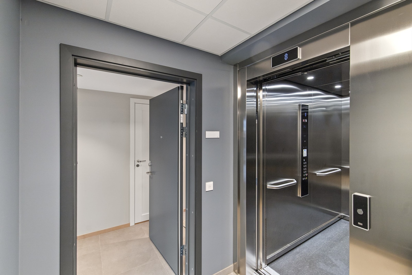 Bygget har heis rett fra garasjekjelleren, hvor du disponerer egen parkeringsplass - praktisk og trygt Galleribilde