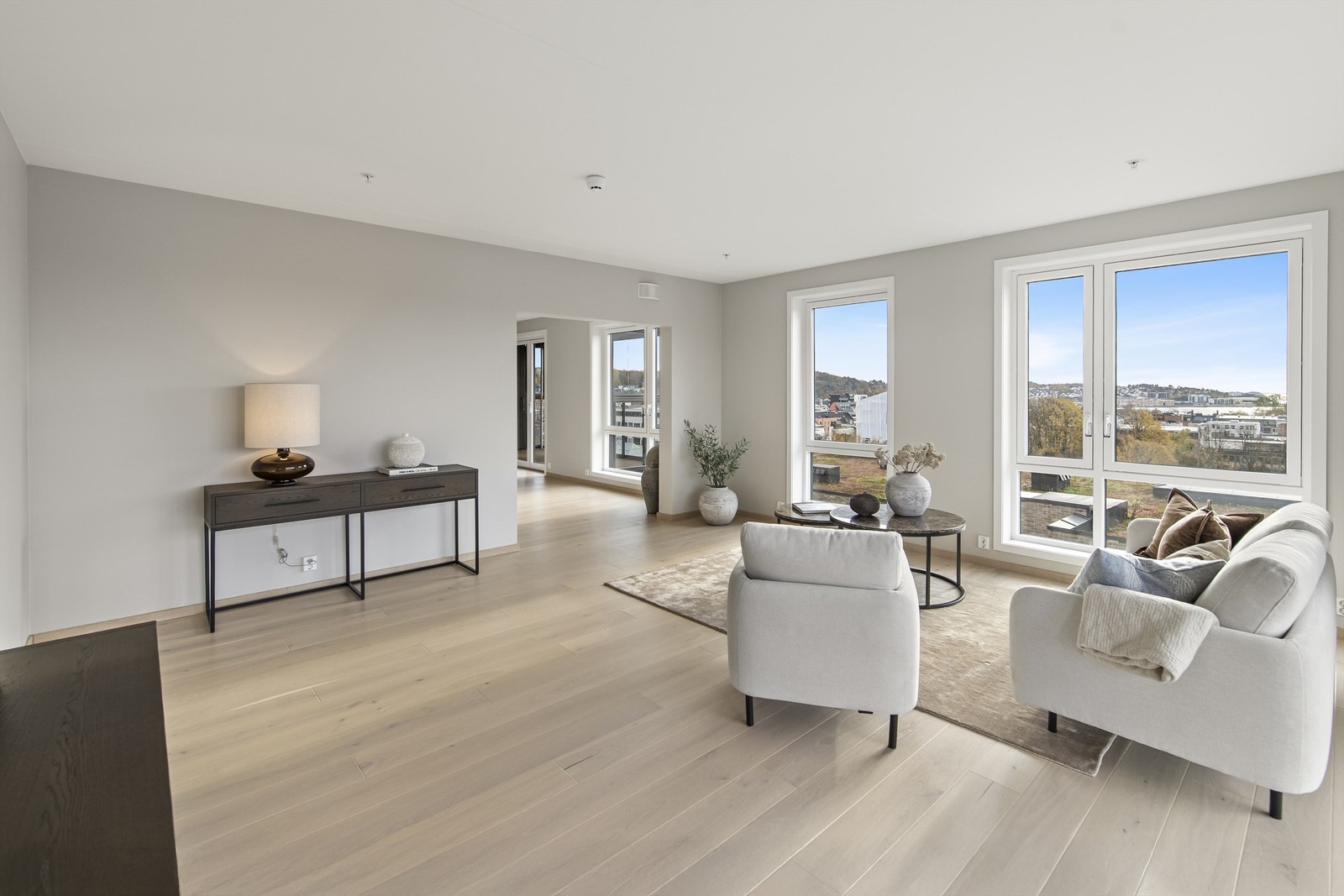 Leiligheten har aldri vært bebodd, og fremstår derfor som helt ny. Her møtes du av store vindusflater som slipper inn rikelig med naturlig lys og gir en luftig og åpen atmosfære. Galleribilde