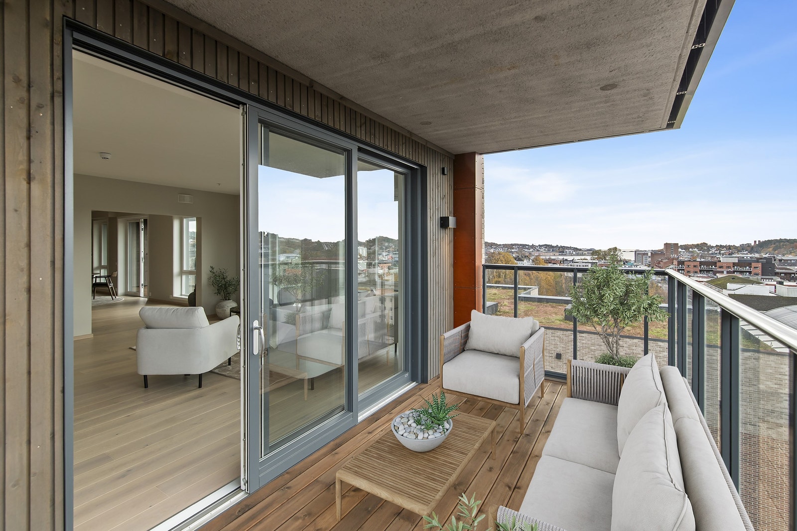 Her kan du nyte ettermiddag- og kveldssolen i rolige omgivelser - perfekt for hyggelige måltider eller en stille stund i solnedgangen Galleribilde