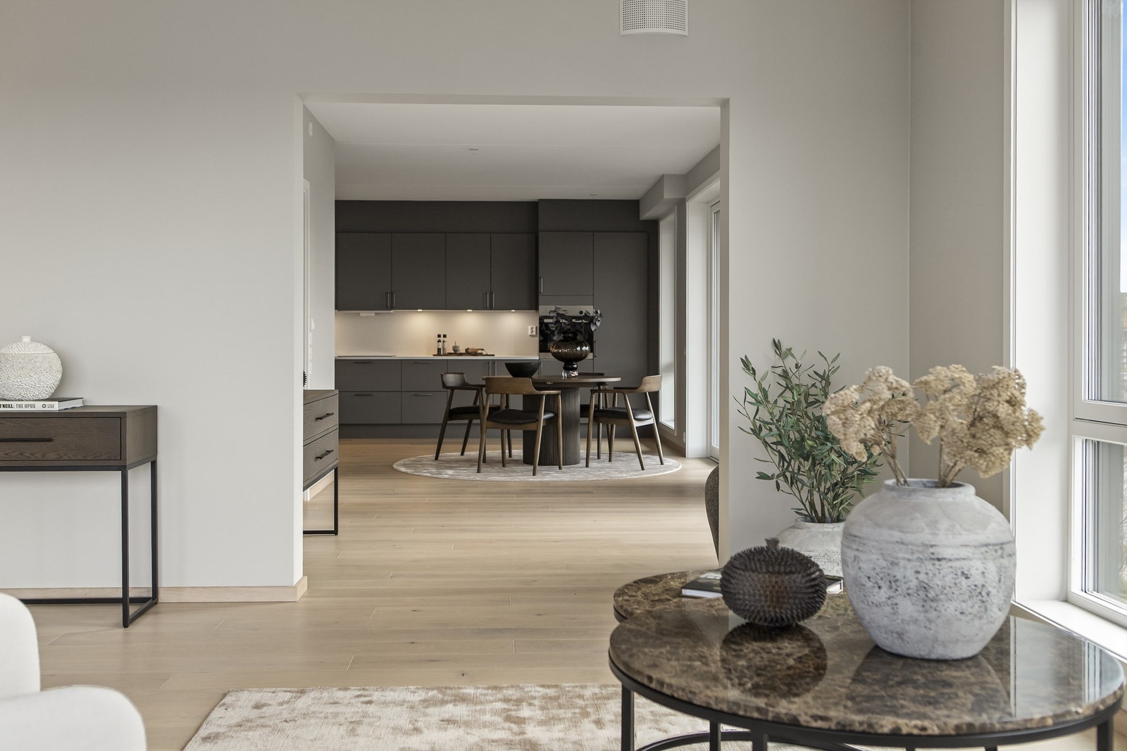 Denne eksklusive 4-roms leiligheten på hele 145 kvm ligger i 8. etasje - høyt og fritt over byens tak - med fantastiske solforhold til sent på kveld Galleribilde