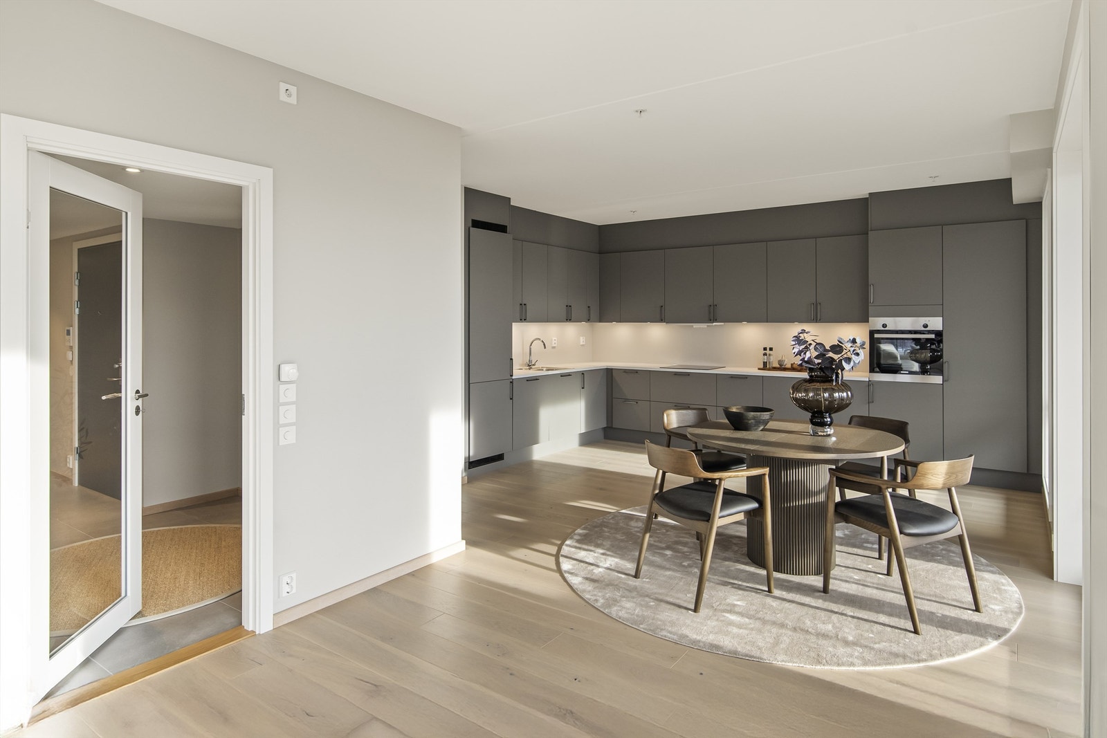 Den gjennomtenkte planløsningen byr på romslige oppholdsrom, samt moderne kjøkken med integrerte hvitevarer Galleribilde