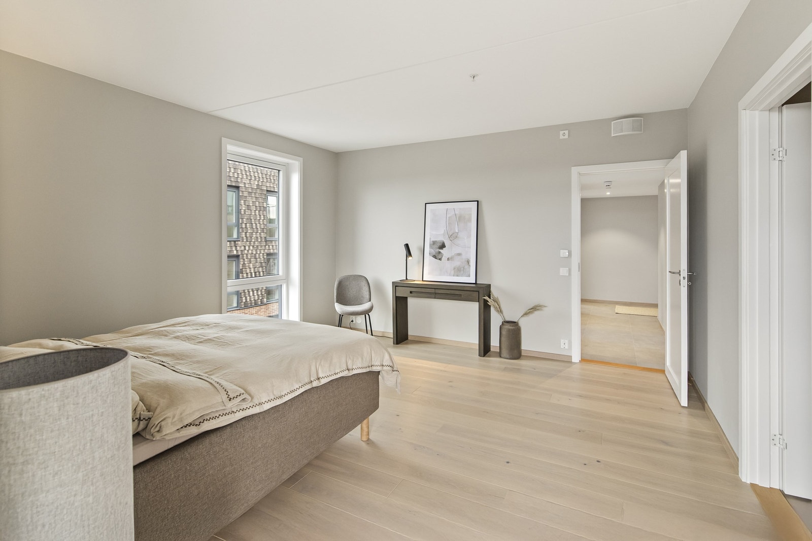 Rommet er romslig og innbydende, og den smarte planløsningen gir en følelse av luksus og komfort - som å bo på hotell, hver dag Galleribilde