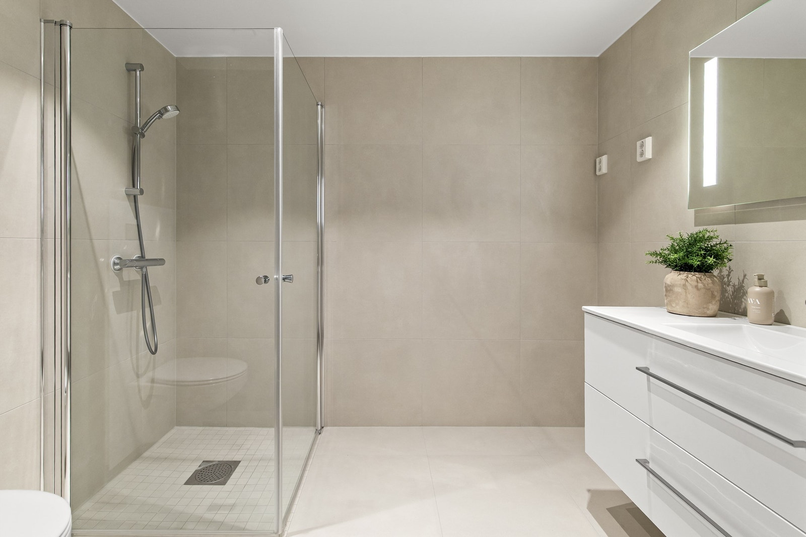 Det er i tillegg opplegg for vaskemaskin på samtlige bad, noe som gir stor fleksibilitet og gjør hverdagen både enklere og mer praktisk Galleribilde