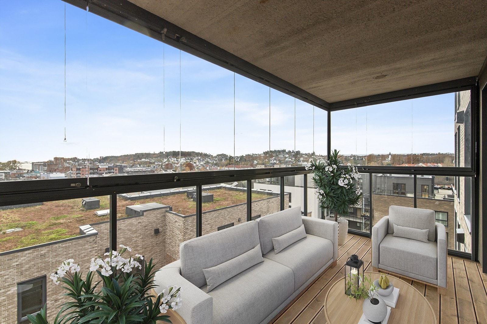 Leiligheten byr på en stor, innglasset balkong mot sør med nydelig by- og fjordutsikt. Her kan du sitte lunt og behagelig året rundt - og enkelt åpne glassveggen når du ønsker litt frisk vind og sommerfølelse Galleribilde