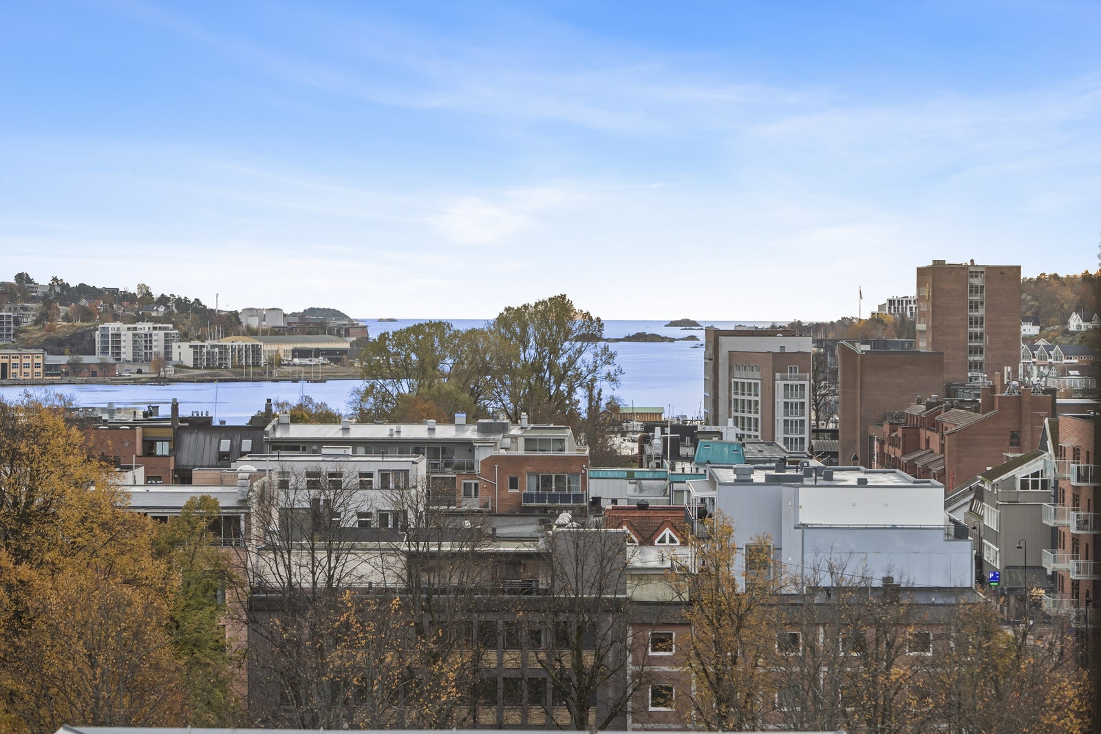 Utsikt fra innglasset balkong mot sør med nydelig by- og fjordutsikt. Galleribilde
