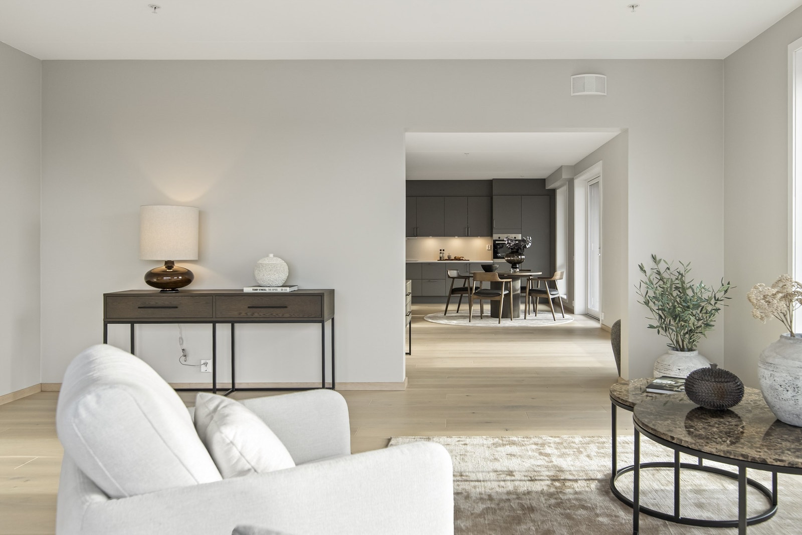 Velkommen til en helt unik leilighet som kombinerer moderne komfort, førsteklasses standard og en utsikt som må oppleves! Galleribilde