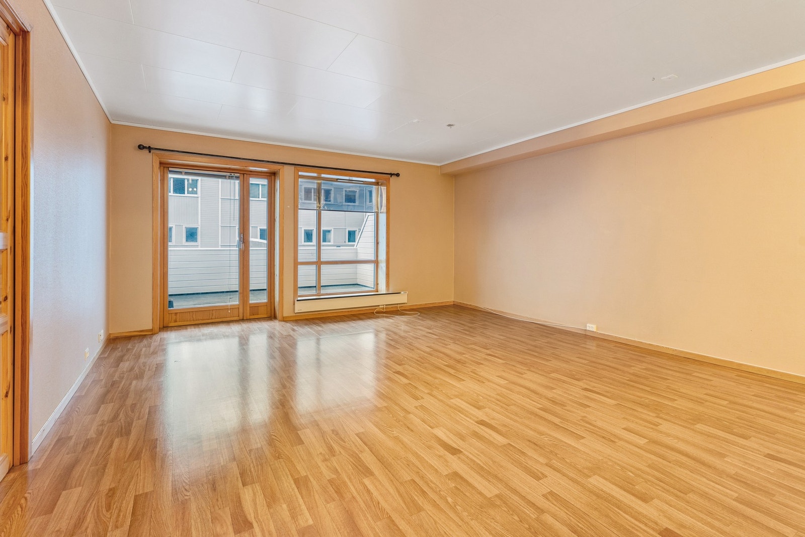 Romslig stue med utgang til terrasse. Galleribilde