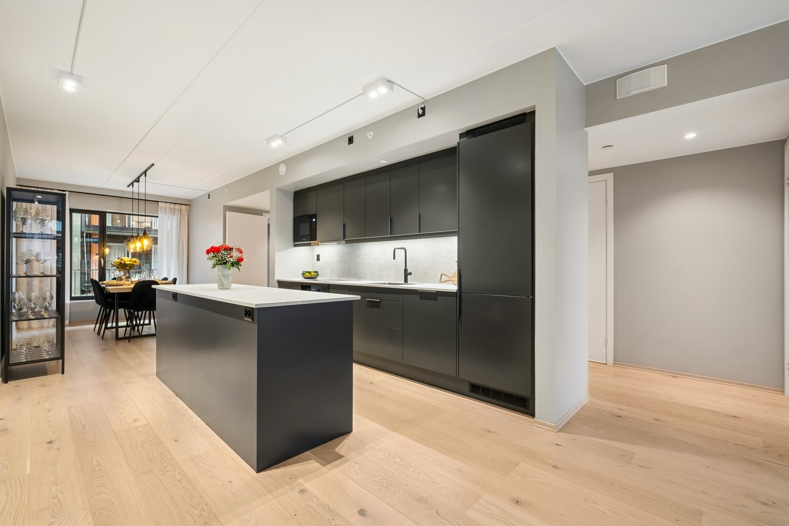 Kjøkkenet er utstyrt med kjøl/fryseskap, oppvaskmaskin, komfyr, induksjonstopp, avtrekksvifte, micro og vinskap. Galleribilde