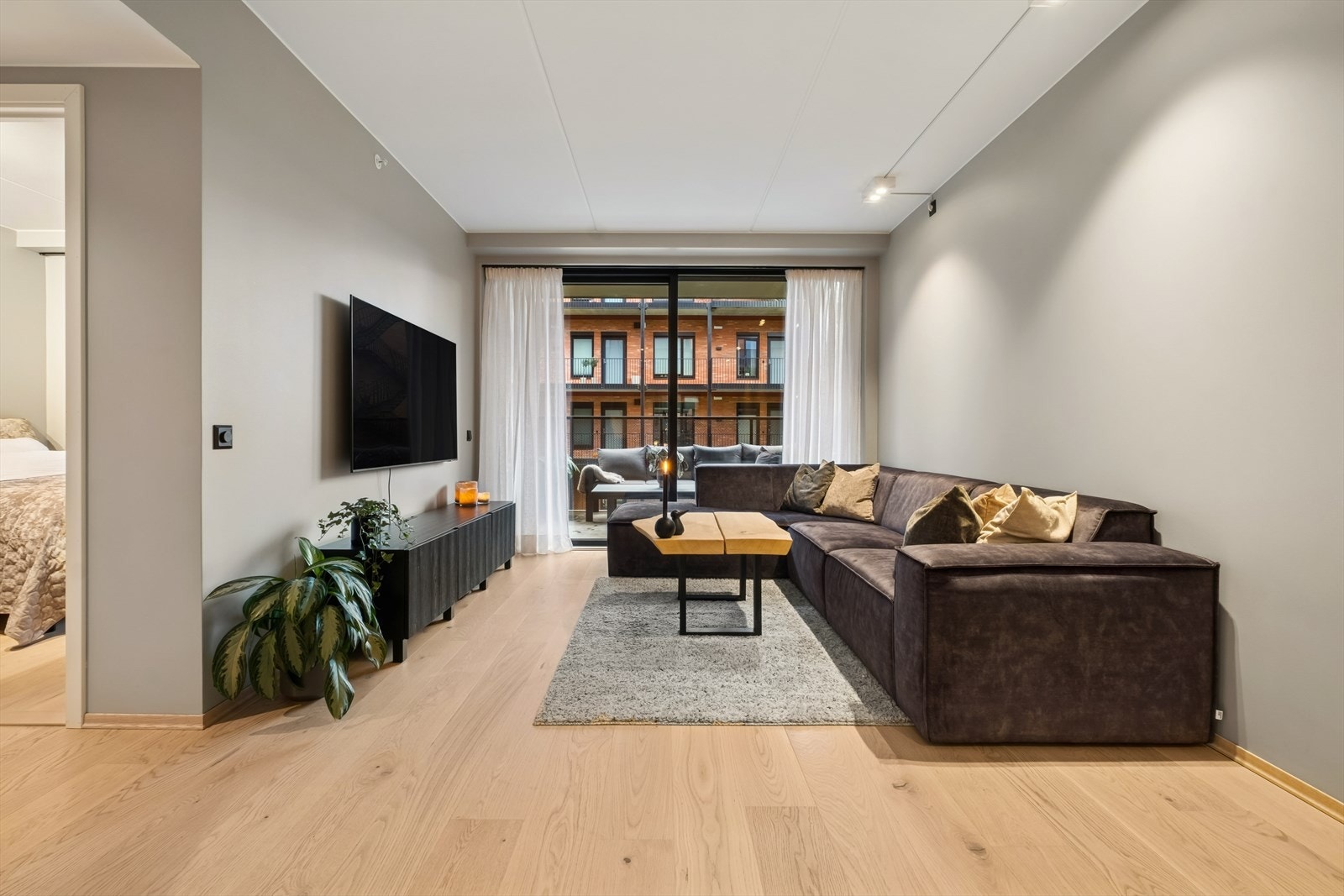 Lys og trivelig stue med plass til flere møbleringsmuligheter. Galleribilde