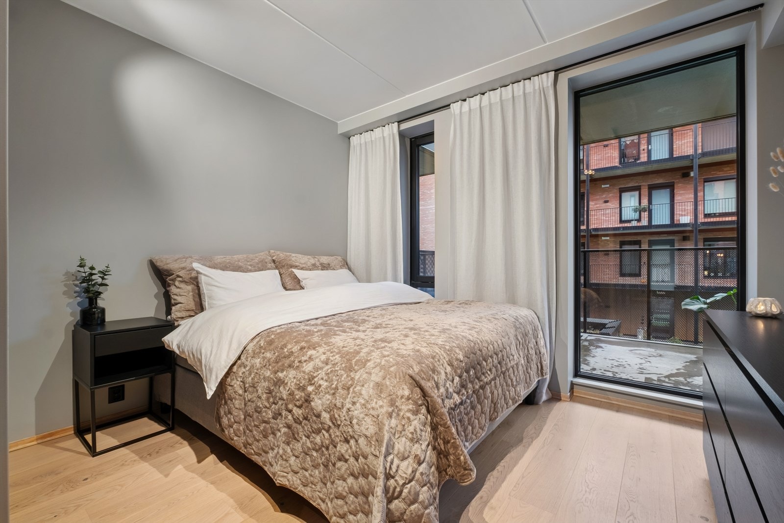 Hovedsoverommet er romslig og gir god plass til dobbeltseng, nattbord og øvrig møblement etter ønske. Galleribilde