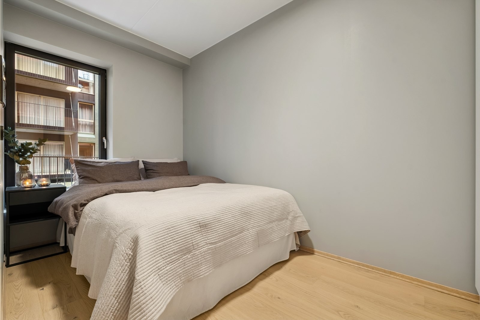 Det andre soverommet har også en god størrelse og byr på fleksibilitet i bruken. Egner seg ypperlig som barnerom, gjesterom eller hjemmekontor. Galleribilde