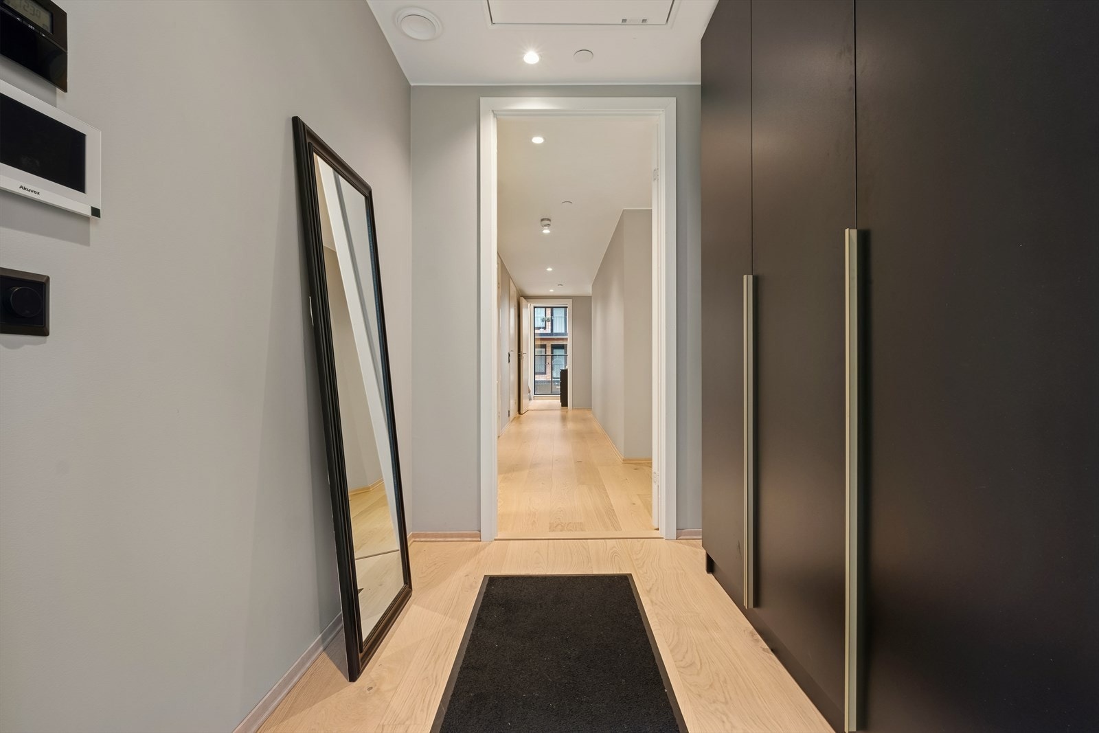 Lys entré med god plass til yttertøy og sko. Galleribilde