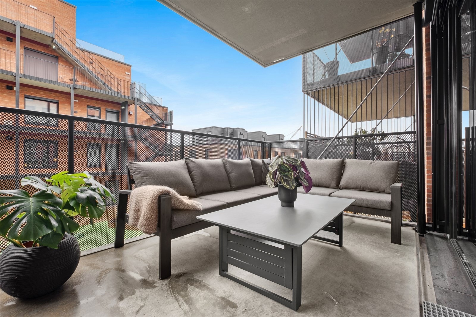 Fra stuen er det utgang til sørvest-vendt terrasse på ca. 13 m². Galleribilde